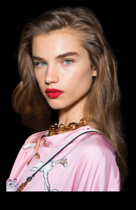 Από τις πασαρέλες στην πραγματική ζωή: Πώς να μεταφράσετε τις τάσεις του φυσικού μακιγιάζ υψηλής μόδας