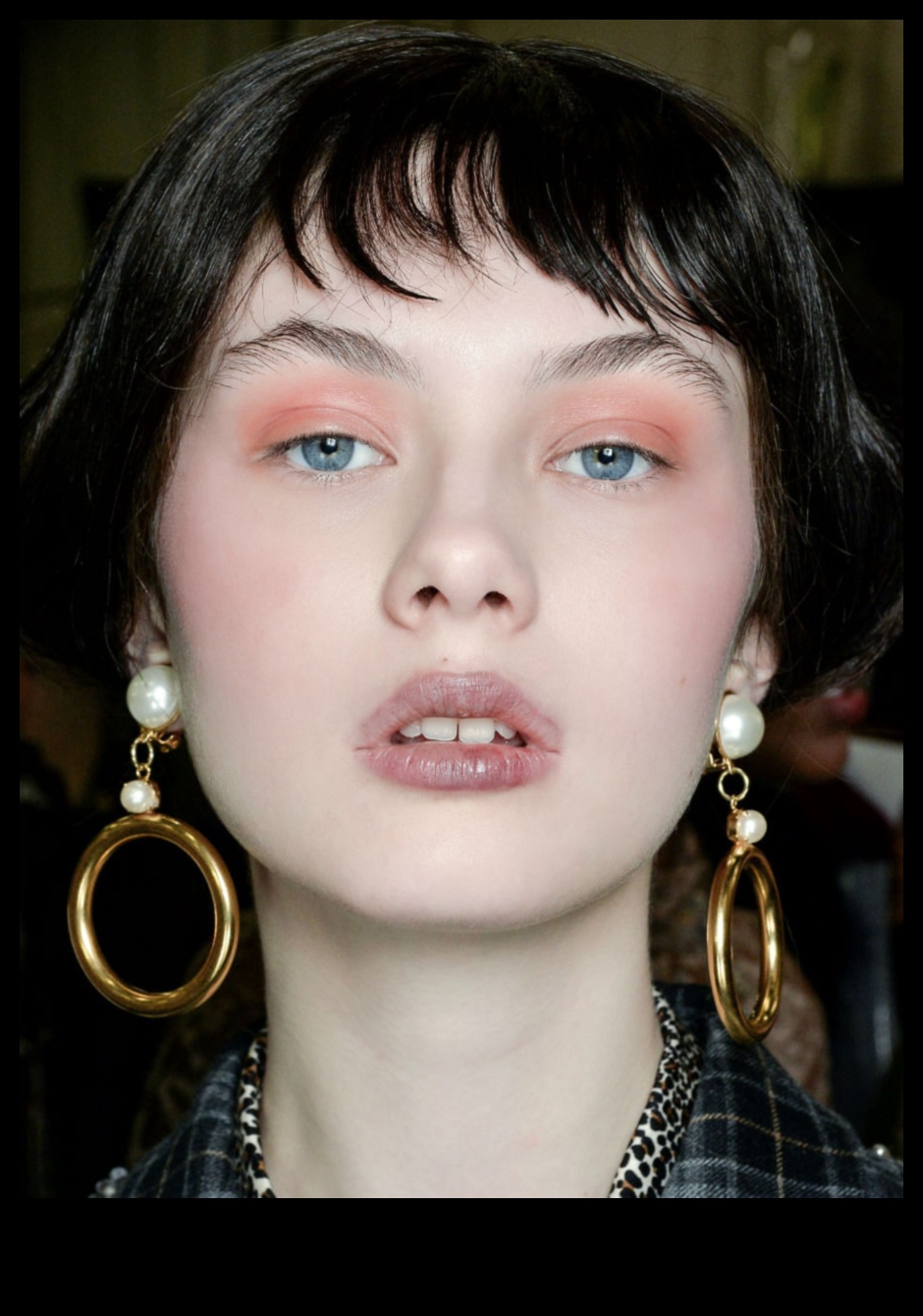 Από τις πασαρέλες στην πραγματική ζωή: Πώς να μεταφράσετε τις τάσεις του φυσικού μακιγιάζ υψηλής μόδας