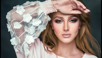 Από τις πασαρέλες στην πραγματική ζωή: Πώς να μεταφράσετε τις τάσεις του φυσικού μακιγιάζ υψηλής μόδας