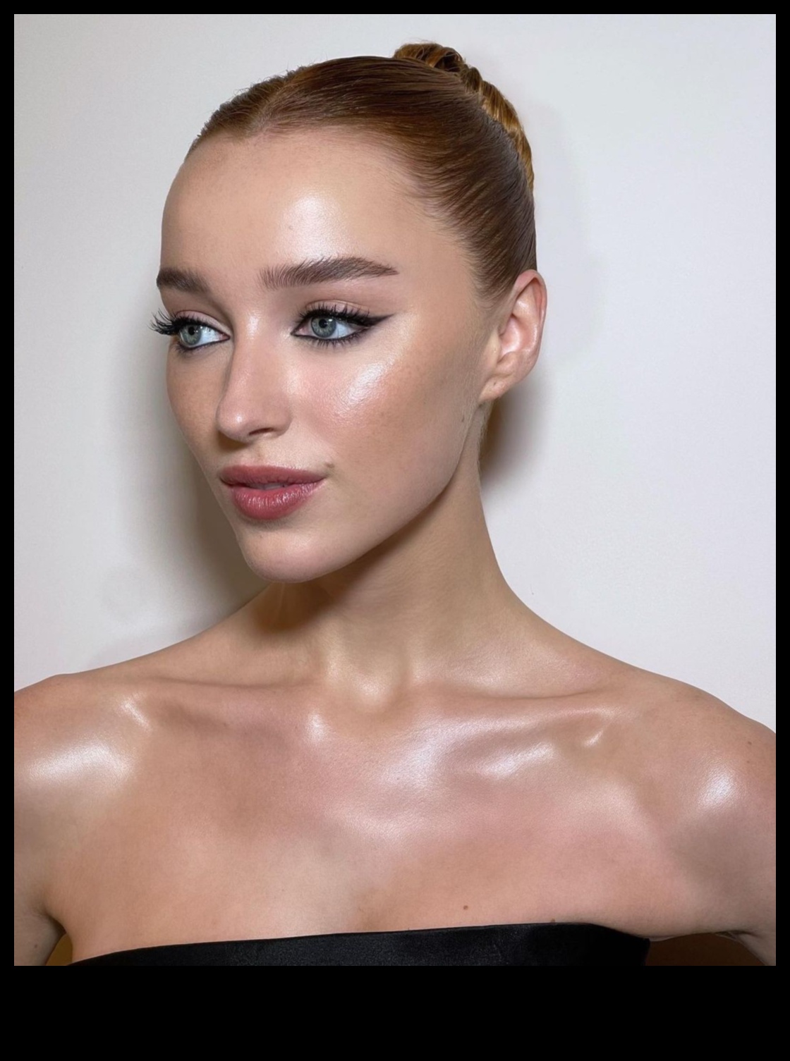 Μινιμαλιστικά highlighters Glowing Beauty για φυσική, χωρίς κόπο λάμψη 1 Glowing Beauty: Embracing Effortless Radiance με μινιμαλιστικά highlighters